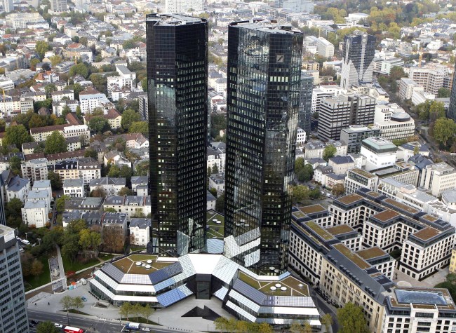 The headquarters of Deutsche Bank (center) in Frankfurt. (AP-Yonhap News)