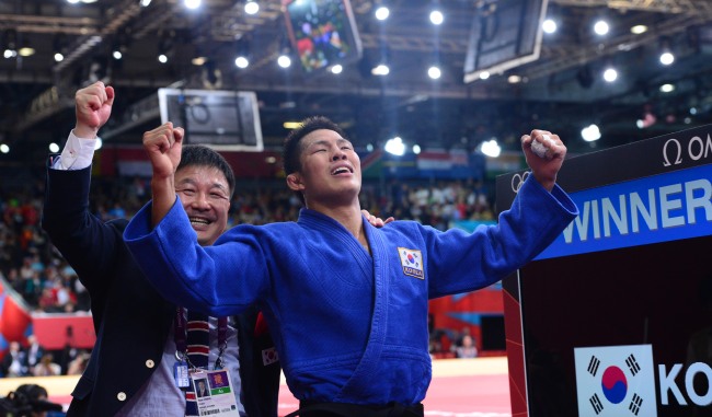 Korea’s Kim Jae-bum celebrates after winning the gold medal on Tuesday. (London Olympic Joint Press Corps)