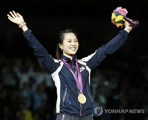 South Korean sabre fencer Kim Ji-yeon cheers after receiving the gold medal at the award ceremony of London 2012 Olympic Games. (Yonhap News)