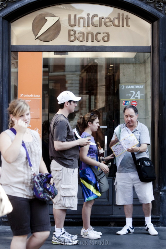 Tourists stand outside a UniCredit SpA branch in Rome. (Bloomberg)