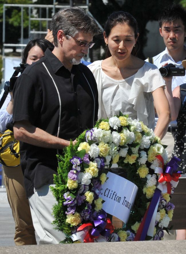 Clifton Truman Daniel (left), a grandson of former U.S. president Harry Truman, who authorised the atomic bombing of Japan during World War II, offers a wreath of flowers at the memorial cenotaph for the people killed by the atomic bomb at the Peace Memorial Park in Hiroshima on Saturday. (AFP-Yonhap News)