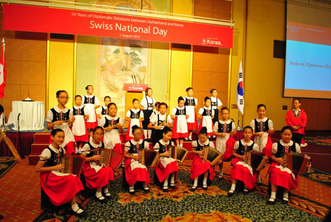 Children yodel during the Swiss Embassy’s national day celebration in Seoul on Wednesday.(Robert Lee/The Korea Herald)