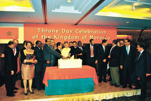 Moroccan Ambassador Mohammed Chraibi (center) cuts a cake with members of the diplomatic corps to celebrate its national day in Seoul on July 30. (Robert Lee/The Korea Herald)