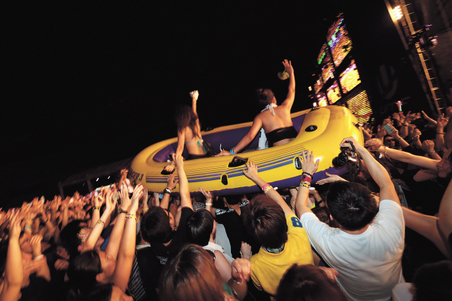 Festival-goers surf the crowd in a boat on Friday at Ultra Music Festival.(UMF Korea)