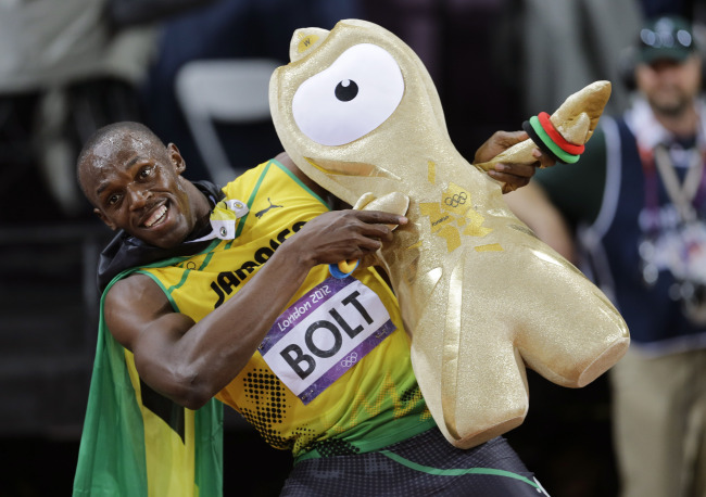 Jamaica's Usain Bolt celebrates winning gold in the men's 100-meter final during the athletics in the Olympic Stadium at the 2012 Summer Olympics, London, Sunday. (AP-Yonhap News)