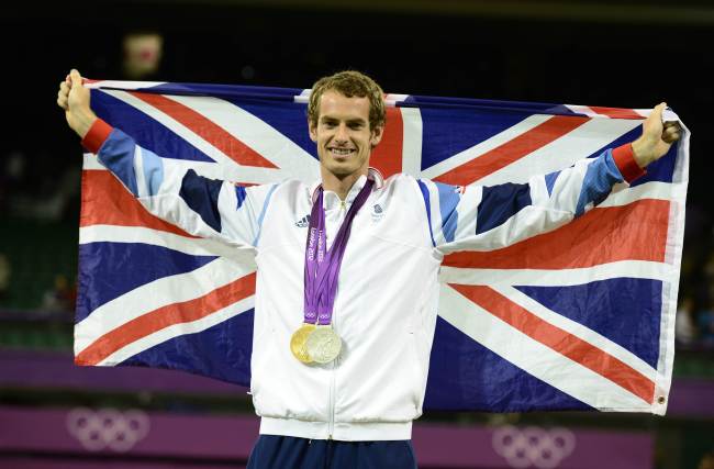 Great Britain’s Andy Murray poses with his tennis gold medal. (AFP-Yonhap News)