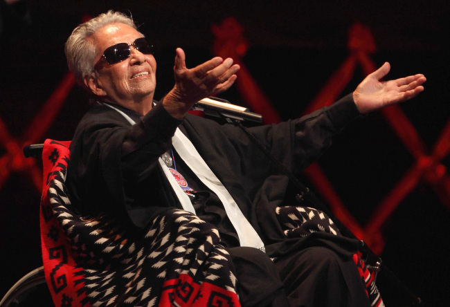 Singer Chavela Vargas acknowledges the audience during a ceremony in her honor in Mexico City in 2009. (AP-Yonhap News)