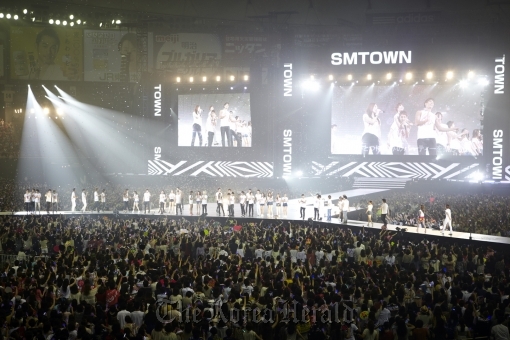 Fans cheer for the signers of S.M. Entertainment at the “SM Town Live World Tour III in Tokyo” concert held during the weekend at Tokyo Dome. (S.M. Entertainment)