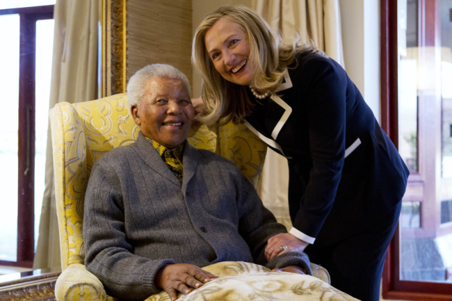 Secretary of State Hillary Rodham Clinton meets with former South Africa President Nelson Mandela, at his home in Qunu, South Africa, Monday. (AP-Yonhap News)