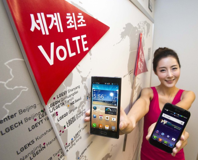 A model poses with LG Electronics’ Optimus LTE II smartphones equipped with VoLTE service at a ceremony on Wednesday. (LGE)
