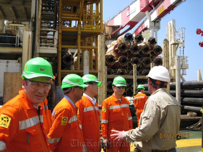 Lee Jong-ho (fourth from left), chief of the resources development division at KOGAS, is briefed on finding natural gas on a drilling ship in waters off Mozambique last year. (KOGAS)