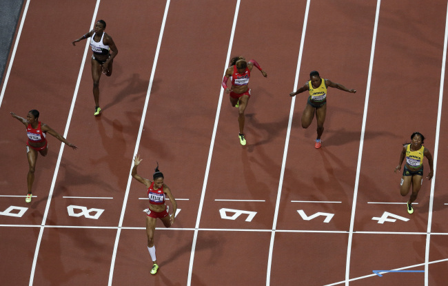 Allyson Felix of the U.S. crosses the finish line in the women’s 200-meter final on Wednesday. ( AP-Yonhap News)