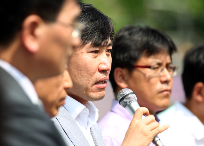 Rep. Ha Tae-keung of the Saenuri Party (center) speaks at a news conference held by the Committee on the Torture of Kim Young Hwan across from the Chinese Embassy in central Seoul on Thursday. (Yonhap News)