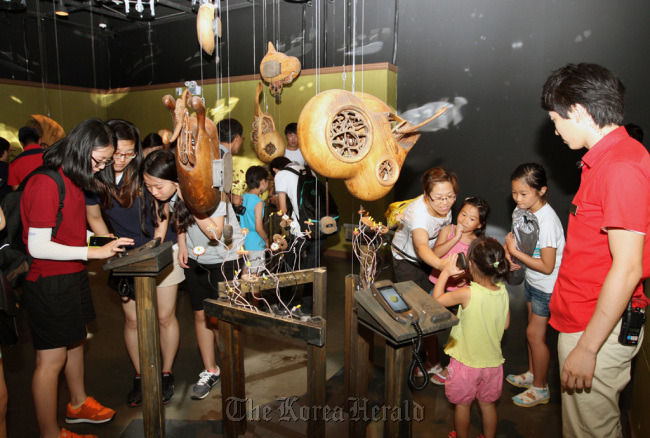 Visitors enjoy the SKT pavilion in Yeosu Expo site. (SKT)
