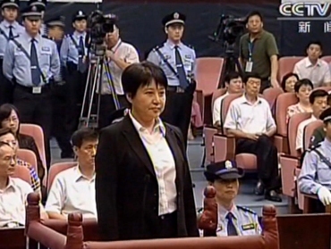 This video image taken from CCTV shows Gu Kailai, center, the wife of disgraced politician Bo Xilai, standing trial in the Intermediate People`s Court in the eastern Chinese city of Hefei Thursday. (AP_Yonhap News)