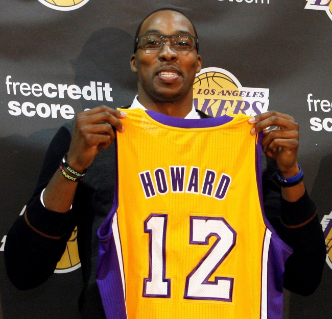 Center Dwight Howard, newly acquired by the Los Angeles Lakers from the Orlando Magic, poses with his new jersey at a news conference at the NBA basketball team`s headquarters in El Segundo, California. (AP-Yonhap News)