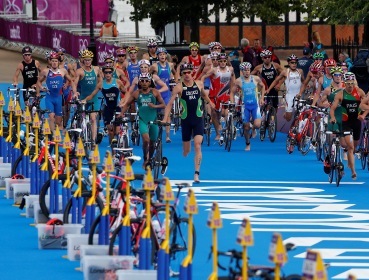 This photo is not directly related to the story. Triathletes compete during the men`s triathlon at the 2012 Summer Olympics, Tuesday in London. (AP-Yonhap News)