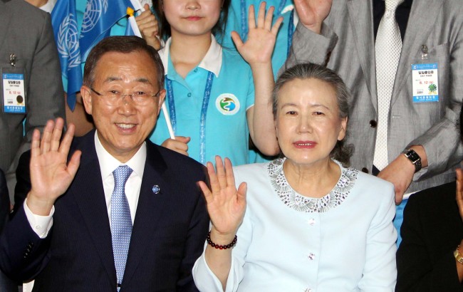 U.N. Secretary-General Ban Ki-moon and his wife Yoo Soon-taek wave at the Yeosu Expo on its final day on Sunday. (Yonhap News)