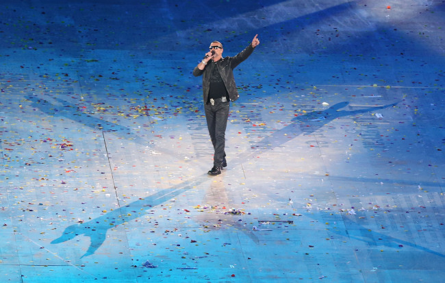 British singer George Michael performs during the closing ceremony of the 2012 London Olympic Games. (yonhap News)