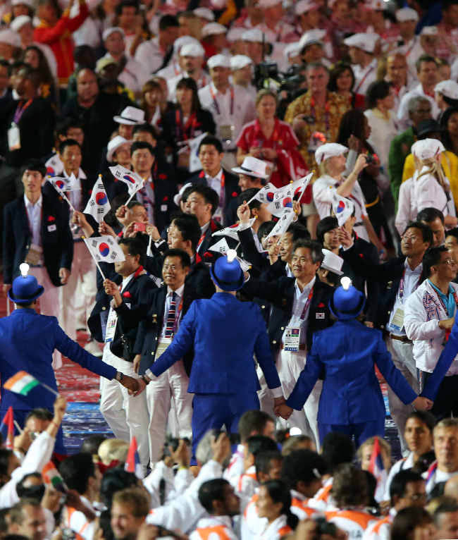 The South Korean squad enters Olympic Stadium during the closing ceremony on Sunday. (London Olympic Joint Press Corps)