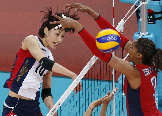 Korean volleyball star Kim Yeon-koung in action at the London Olympics. (Yonhap News)