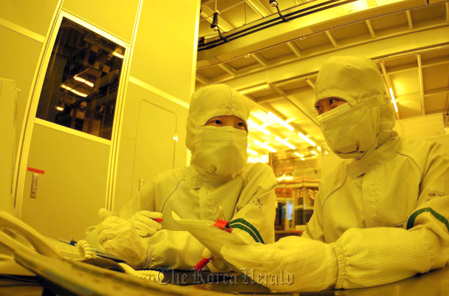 Employees work at SK Hynix production line in Icheon, Gyeonggi Province. (Bloomberg)