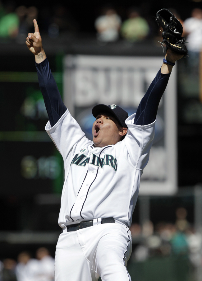 Seattle Mariners pitcher Felix Hernandez celebrates his perfect game on Wednesday. (AP-Yonhap News)