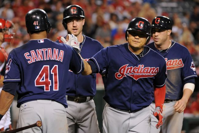Indians outfielder Choo Shin-soo (second from right) celebrates with teammates after hitting a three-run homer in the eighth inning. (AFP-Yonhap News)