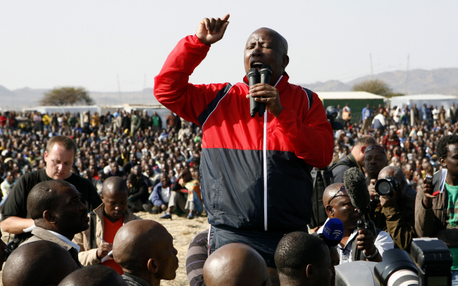 Former youth leader of the African National Congress Julius Malema addresses mine workers at the Lonmin mine near Rustenburg, South Africa, Saturday. (AP-Yonhap News)