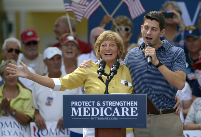 Republican vice-presidential candidate Rep. Paul Ryan (right) introduces his mother, Betty Ryan Douglas, to supporters at a campaign rally in The Villages, Florida on Saturday. (AP-Yonhap News)