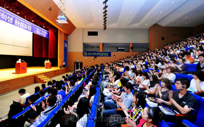 University students attend an annual environmental forum hosted by Daejayon, a member of the International Union for the Conservation of Nature, on the Jukjeon, Gyeonggi Province, campus of Dankook University on Aug. 13. (Daejayon)