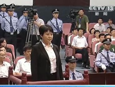 This file image of a frame grab taken from CCTV video on August 9, 2012 shows Gu Kailai (C), the wife of disgraced Chinese politician Bo Xilai, facing the court during her murder trial in Hefei. (AFP-Yonhap News)