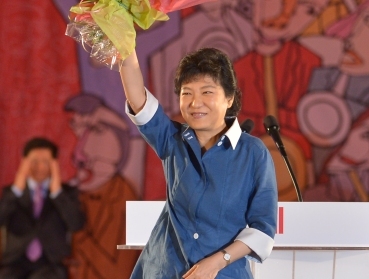 Rep. Park Geun-hye waves to her supporters at the Saenuri Party’s national convention Monday after being nominated as its presidential candidate. (Park Hyun-koo/The Korea Herald)