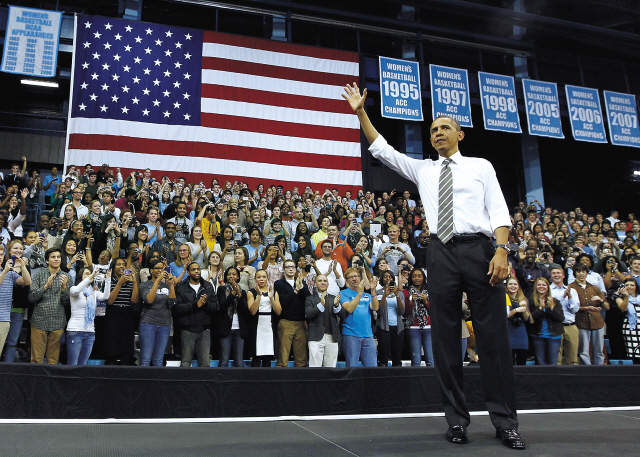 President Barack Obama acknowledges the crowd after speaking at the University of North Carolina in Chapel Hillon, on April 24. (AP-Yonhap News)