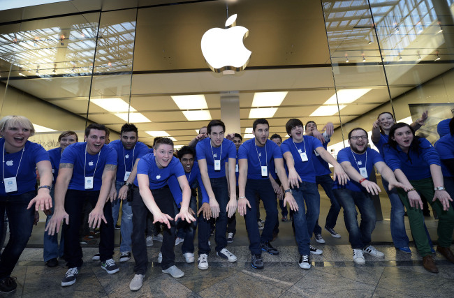 Apple employees welcome customers in front of the Apple store at a shopping mall in Oberhausen, western Germany. (AP-Yonhap News)