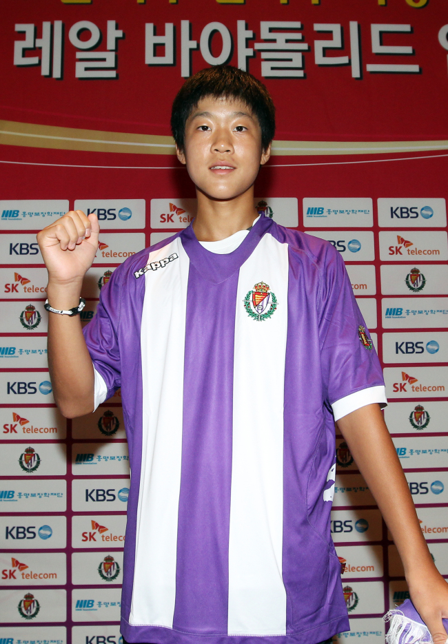 Sim Seong-ho poses with his jersey during a press conference in Seoul on Tuesday. (Yonhap News)