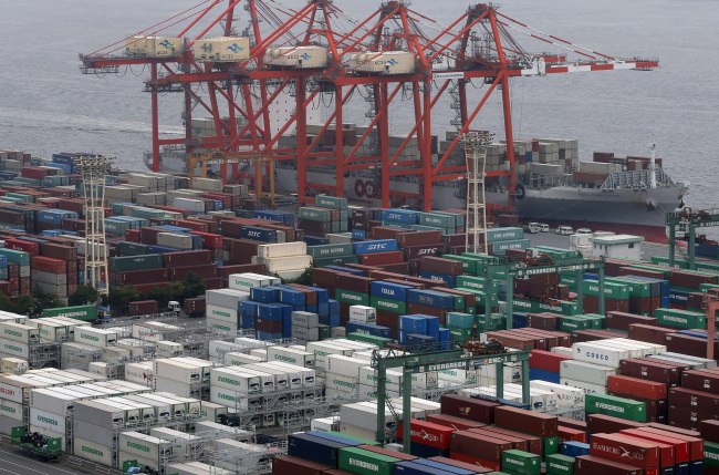 Containers pack a container terminal at a pier in Tokyo. (AP-Yonhap News)