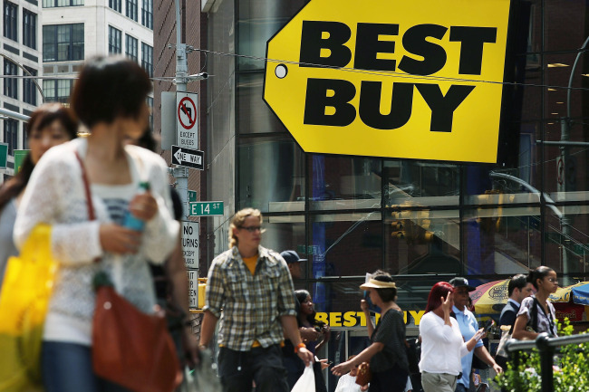 People walk by a Best Buy store in New York City on Tuesday. (AFP-Yonhap News)