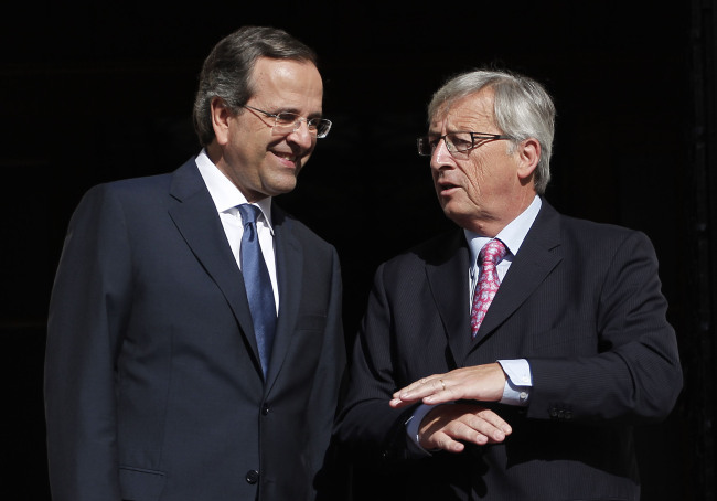 Greek Prime Minister Antonis Samaras (left) welcomes Luxembourg’s Prime Minister and Eurogroup Chairman Jean-Claude Juncker prior their meeting in Athens on Wendesday. (AP-Yonhap News)