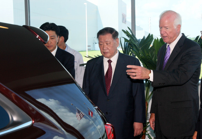 Hyundai Motor Group chairman Chung Mong-koo and Senator Saxby Chambliss from Georgia look around Kia Motors’ plant in the U.S. state on Wednesday. (Hyundai Motor Group)