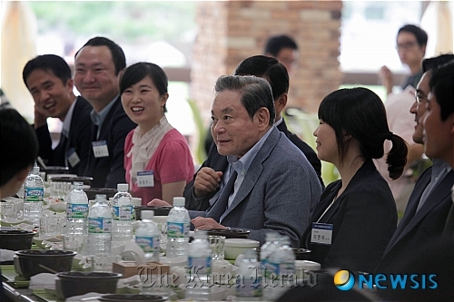 Samsung Electronics chairman Lee Kun-hee lunches with company employees at a cafeteria in the company’s headquarters in Suwon in July last year. (Samsung Electronics)