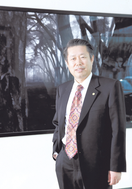 Union Pharmacy CEO Ahn Byung-gwang poses in front of a painting at Seoul Museum in Buam-dong, Seoul.(Seoul Museum)