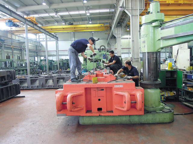 Korean and Bangladeshi workers construct an automobile component at TLtek’s factory in Ansan, Gyeonggi Province. (Elaine Ramirez/The Korea Herald)
