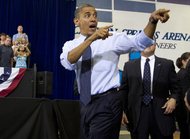 President Barack Obama arrives to speak at a campaign event at Canyon Springs High School, in North Las Vegas, Wednesday. (AP-Yonhap News)