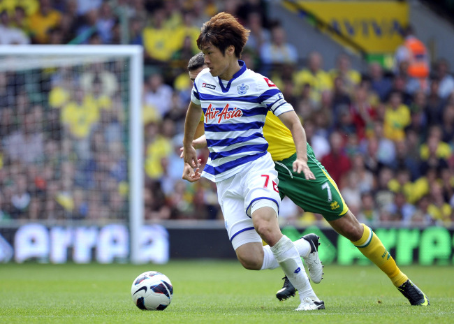 QPR’s Park Ji-sung looks to head upfield on Saturday. (Penta-Yonhap News)