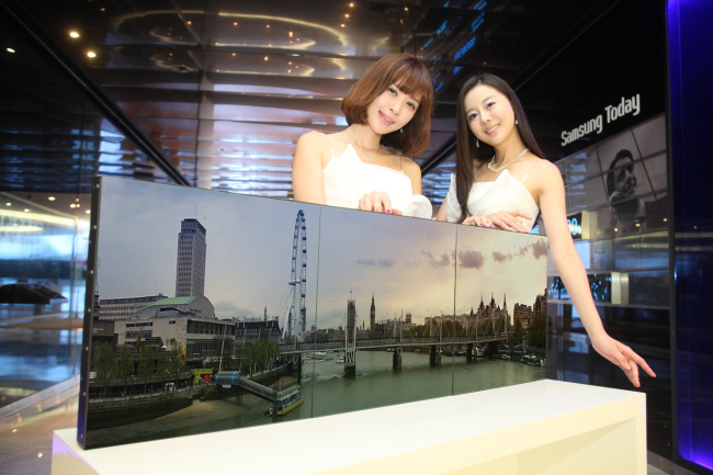 Models pose with Samsung Electronics’ premium square and transparent displays, Sunday. The Korean tech giant plans to showcase its new displays for enterprises at IFA in Berlin this week. (Samsung Electronics)