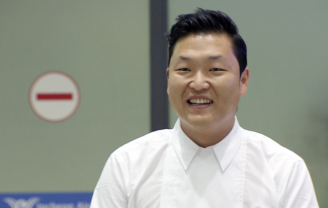 Singer Psy arrives at Incheon International Airport on Saturday. (Yonhap News)