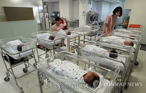 Nurses take care of newborns at a hospital in Seoul. (Yonhap News)