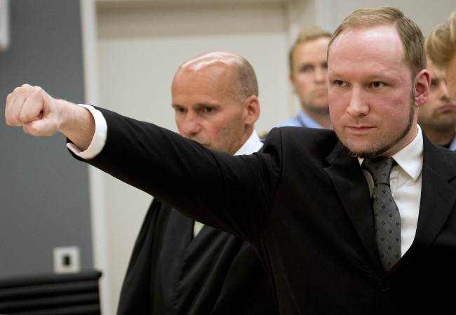 Self confessed mass murderer Anders Behring Breivik raises his fist in a right wing salute after being sentenced to 21 years in prison, in court room 250 at Oslo District Court on Friday. (AFP-Yonhap News)