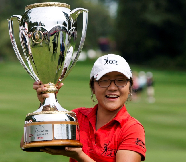 Lydia Ko holds up the trophy after winning the LPGA Tour`s Canadian Women`s Open golf tournament, Sunday. (AP-Yonhap News)